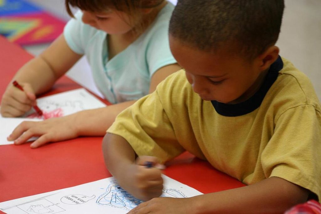 Photo représentant des enfants qui dessinent