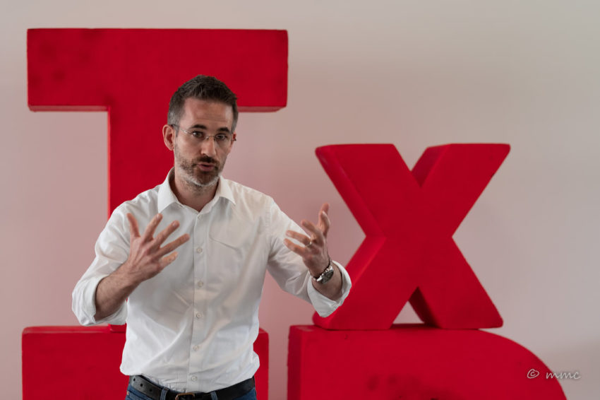 Portrait Olivier Girard devant logo TEDX