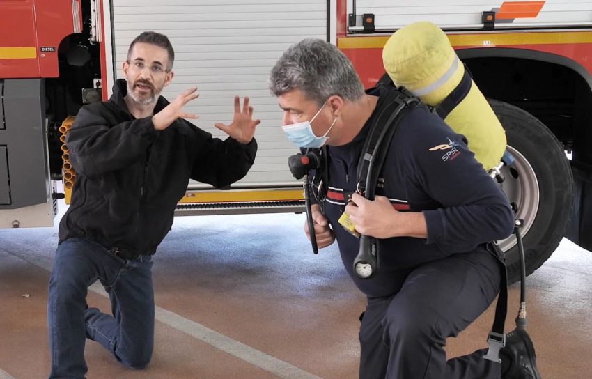 Photo représentant Olivier Girard et un sapeur pompier